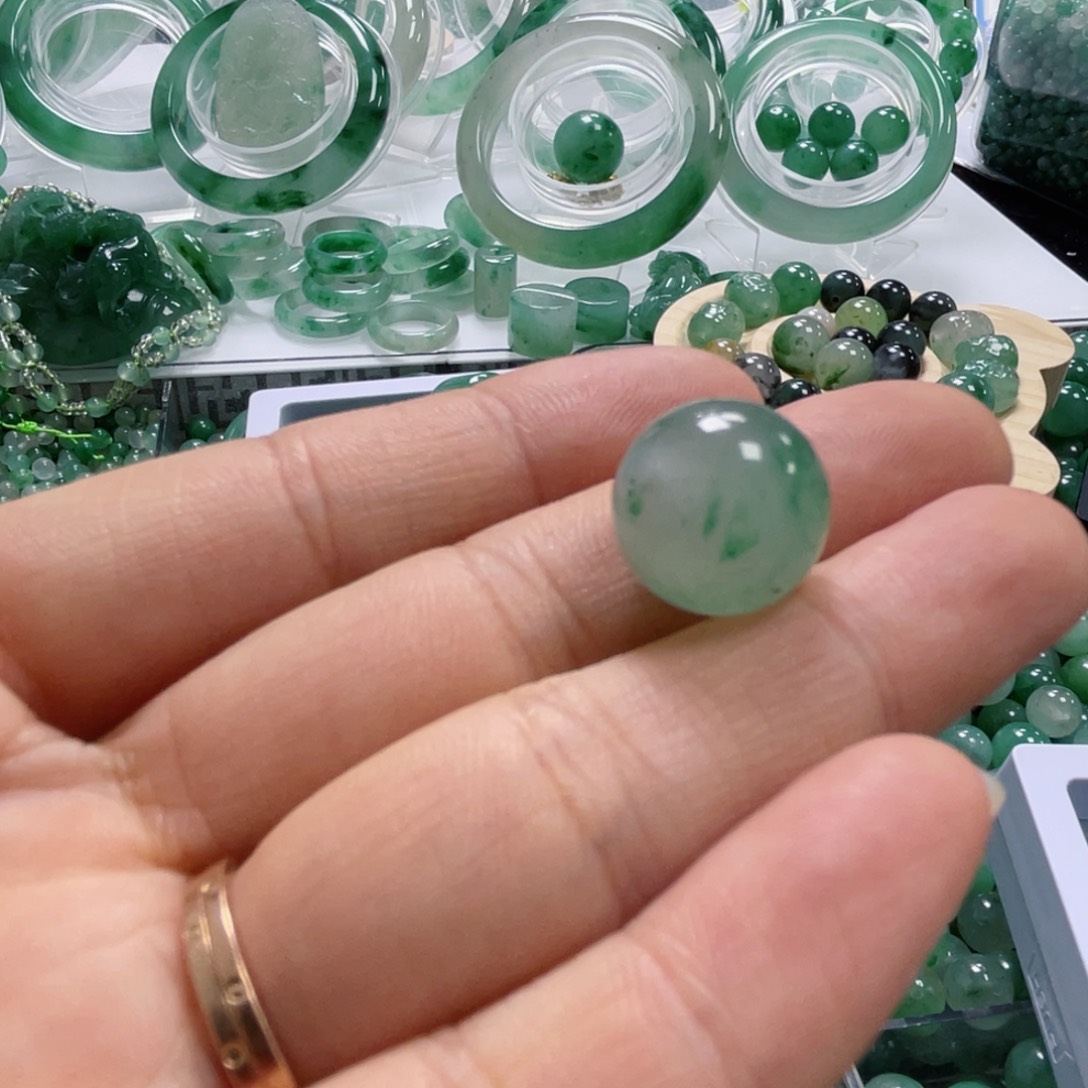 石英质玉非洲翠未镶嵌哈**安卡14珠一颗