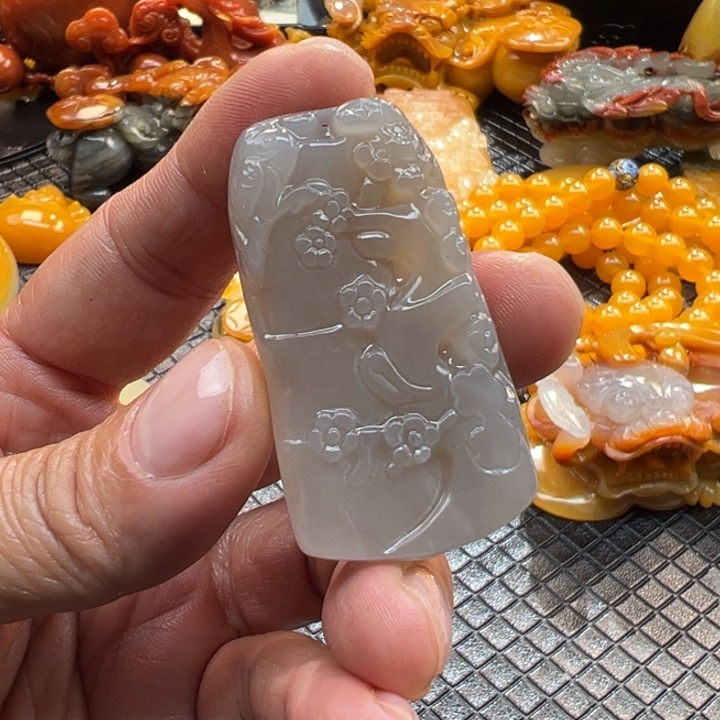 石英质玉（黄龙玉）颈饰未镶嵌