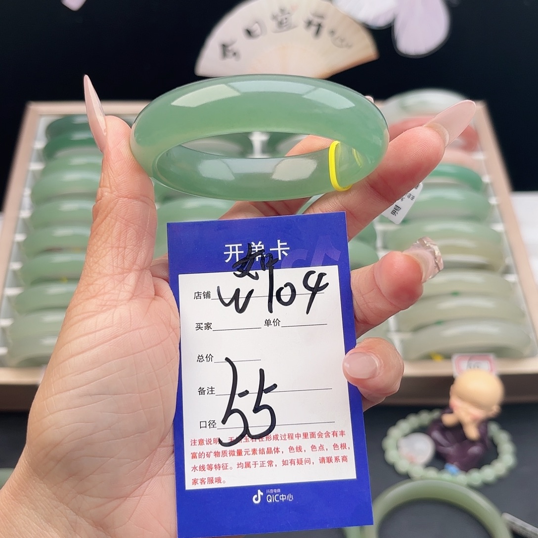 拿***`石英质玉未镶嵌手镯