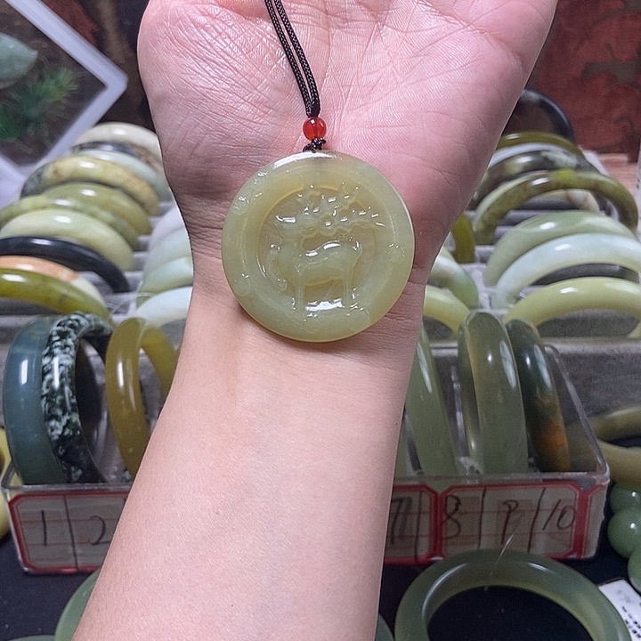 蛇纹石玉手镯未镶嵌