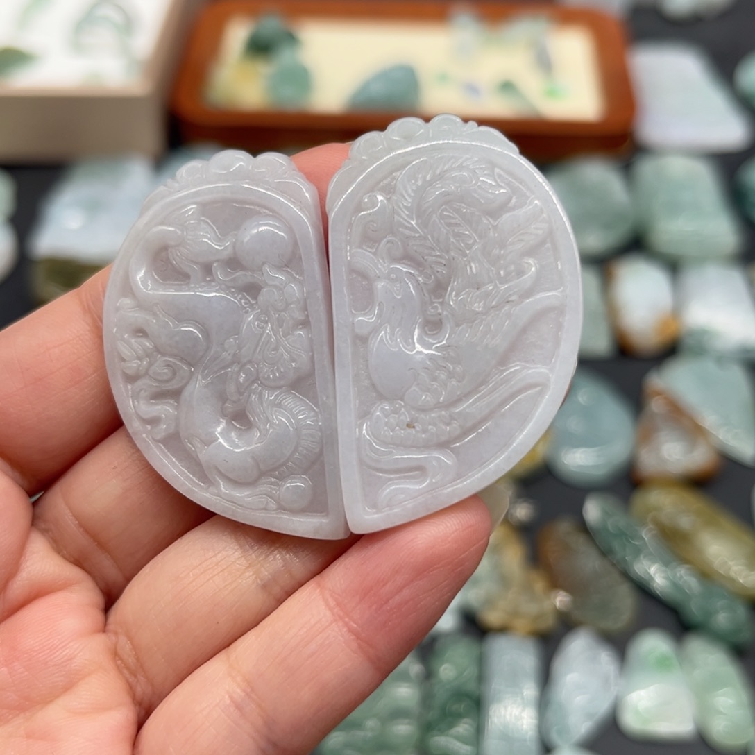 翡翠未镶嵌颈饰龙凤牌