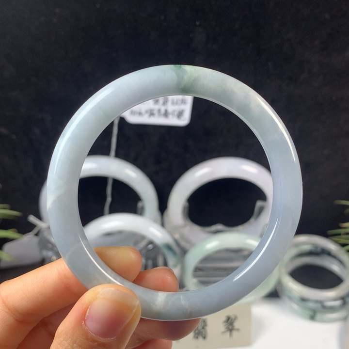 翡翠未镶嵌手镯36号。  56.9圈