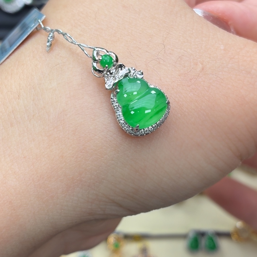 翡翠18K金镶嵌颈饰