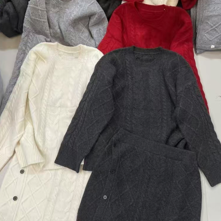 冬季韩系氛围感绞花针织衫搭配高腰A字短裙通勤套装女