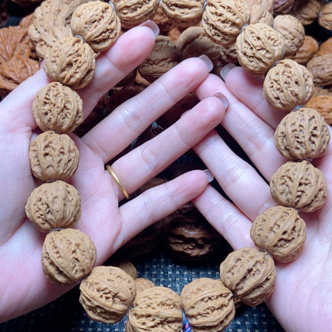 咏***枫桃核吊坠密纹手持