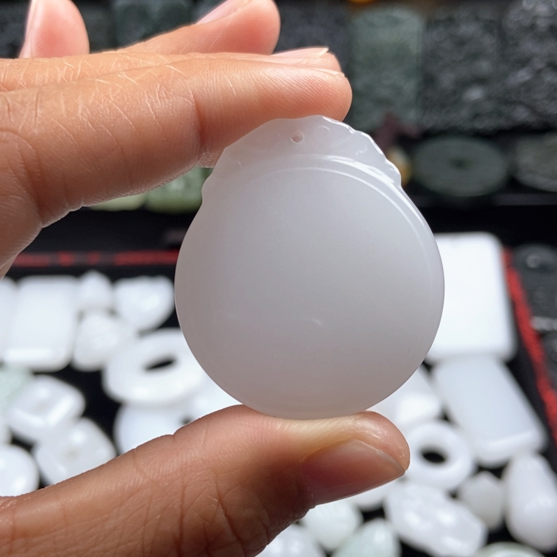 石英质玉未镶嵌颈饰