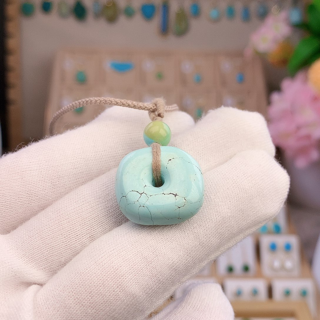 绿松石未镶嵌颈饰
