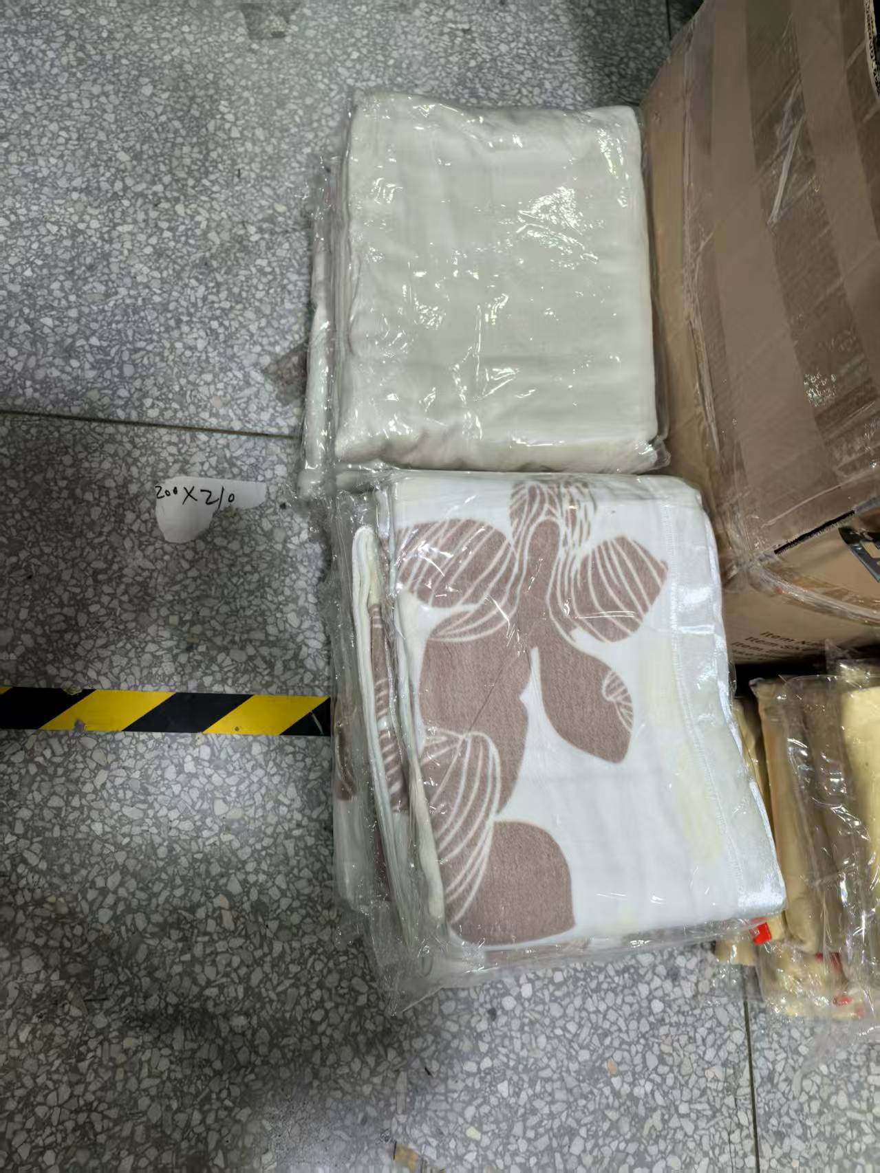 《厚广家》3楼100×140米色系超软优质蚕丝混纺盖毯 发1张不挑色