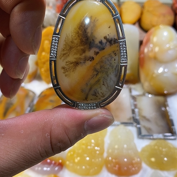 石英质玉（黄龙玉）未镶嵌颈饰水草花