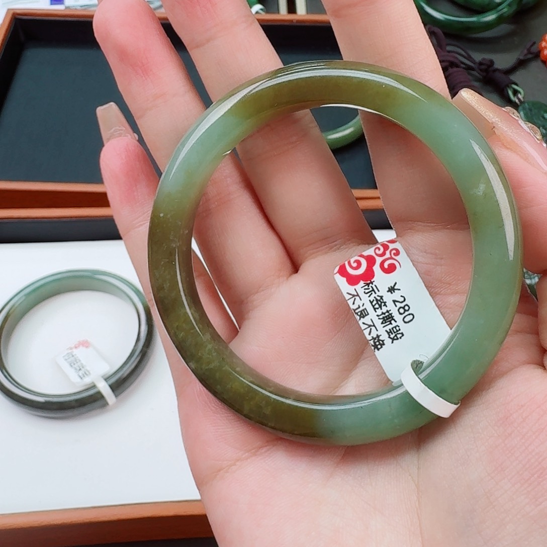 和田玉（碧玉）碧玉手镯56带糖未镶嵌