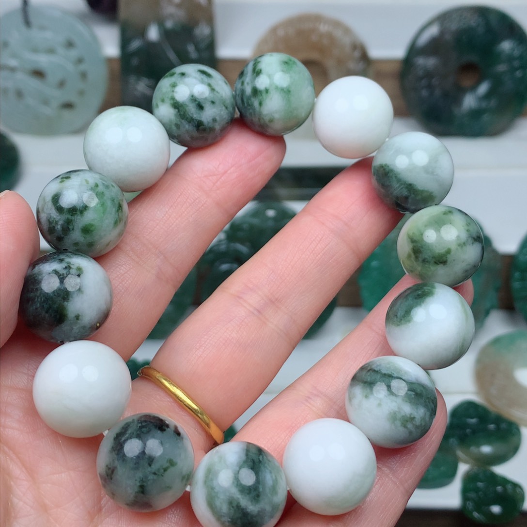 独山玉颈饰未镶嵌