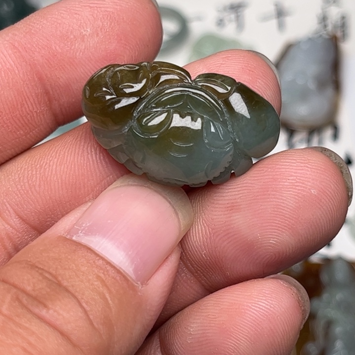 滕***翡翠未镶嵌颈饰螃蟹