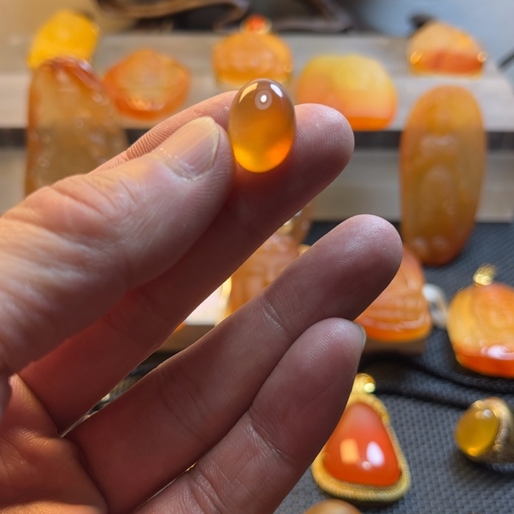 石英质玉颈饰未镶嵌一**酒