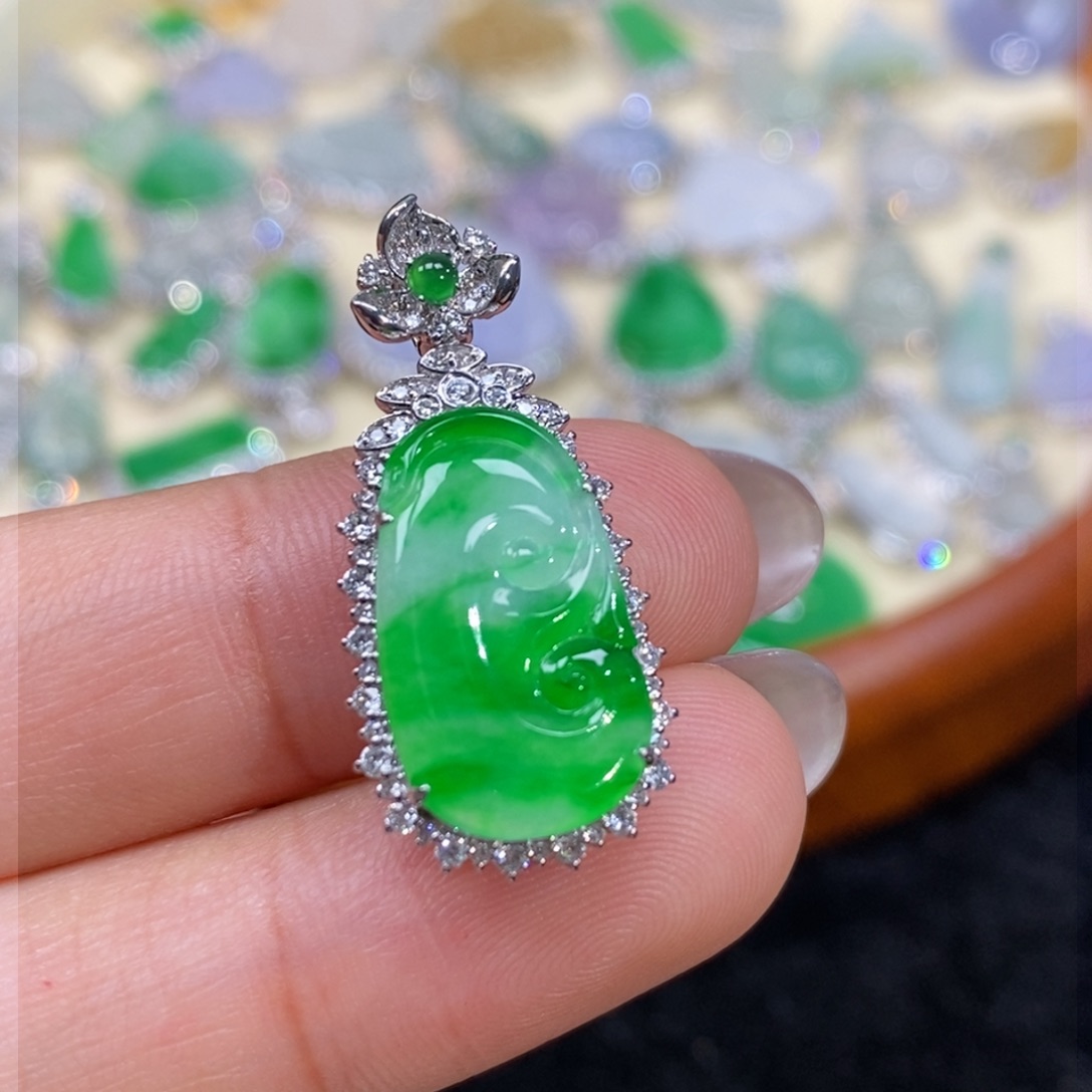 翡翠吊坠(赠链)18K金镶嵌