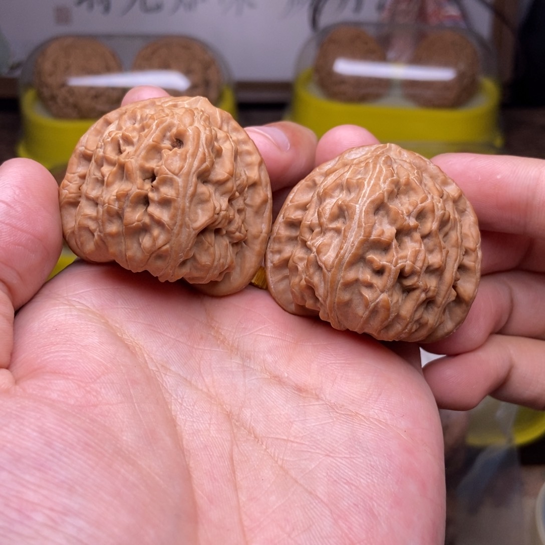 文玩核桃吊坠全品41尺三角白红皮展台品