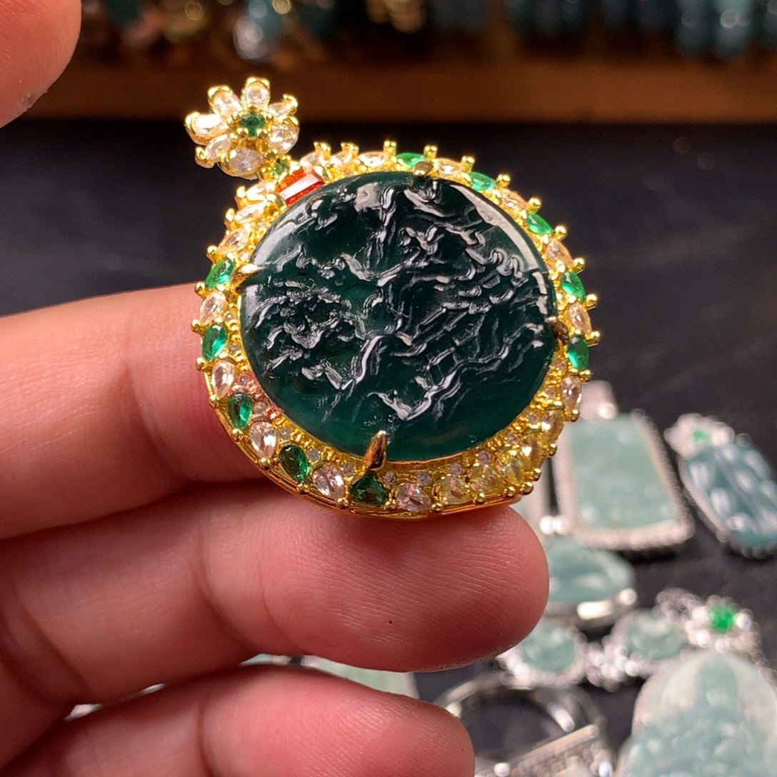 翡翠未镶嵌颈饰山水