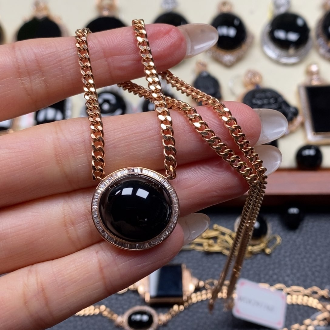 翡翠颈饰18K金镶嵌樾***i蛋面