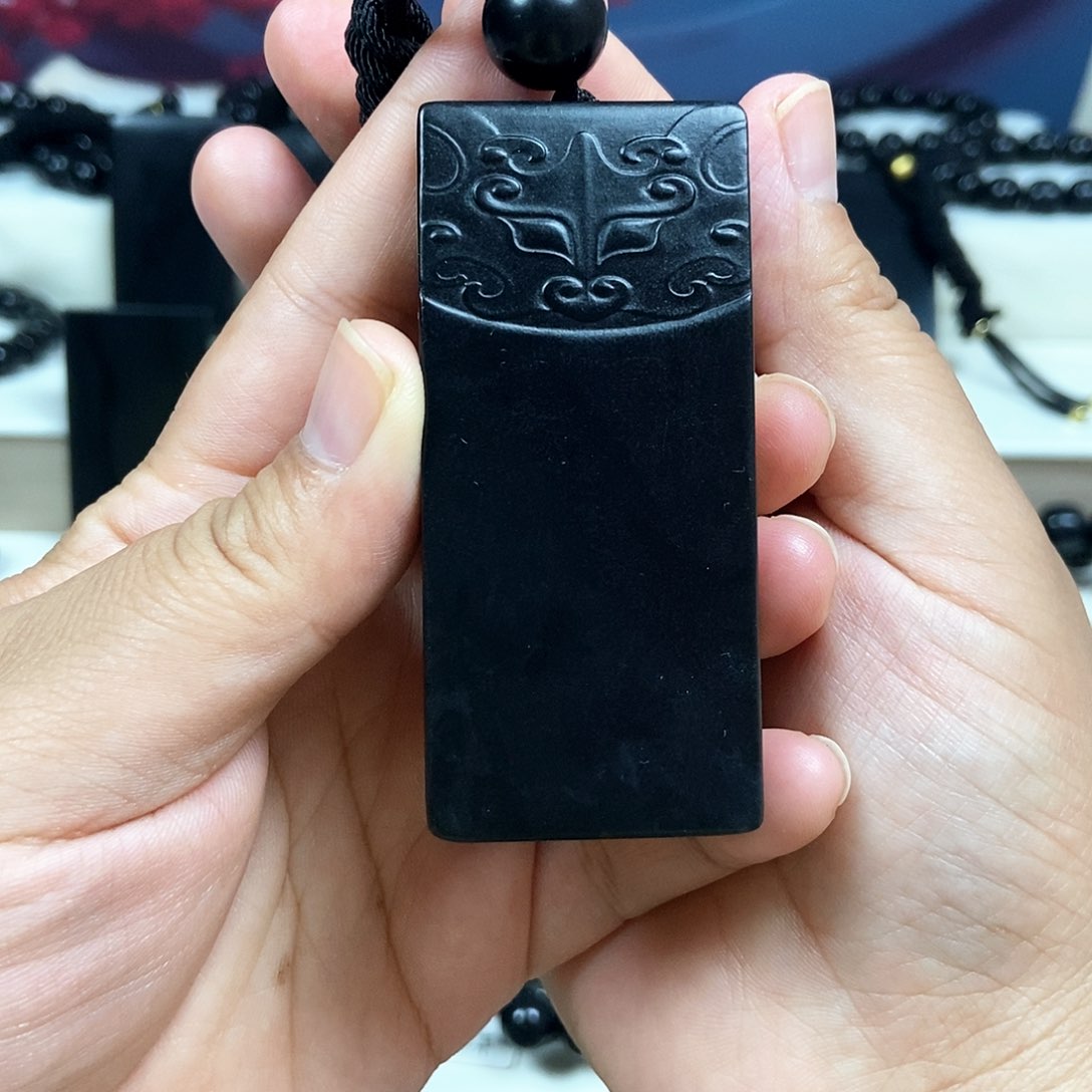 手串未镶嵌和田玉（墨玉）兽面无事牌