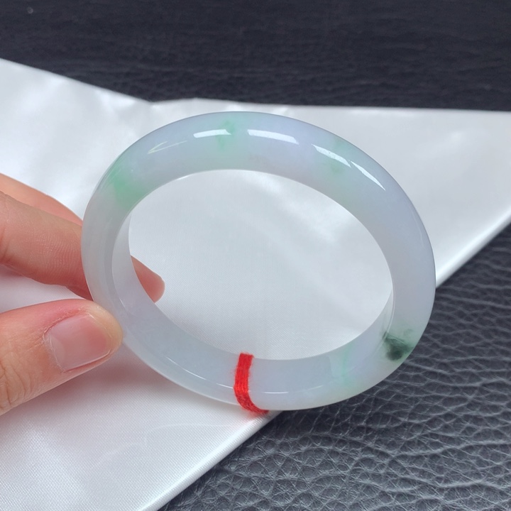 翡翠未镶嵌手镯。