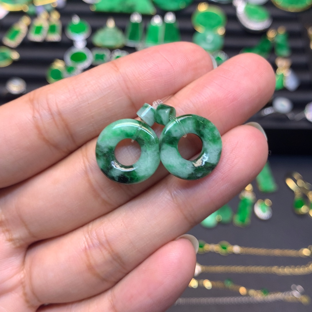 翡翠未镶嵌颈饰有纹裂