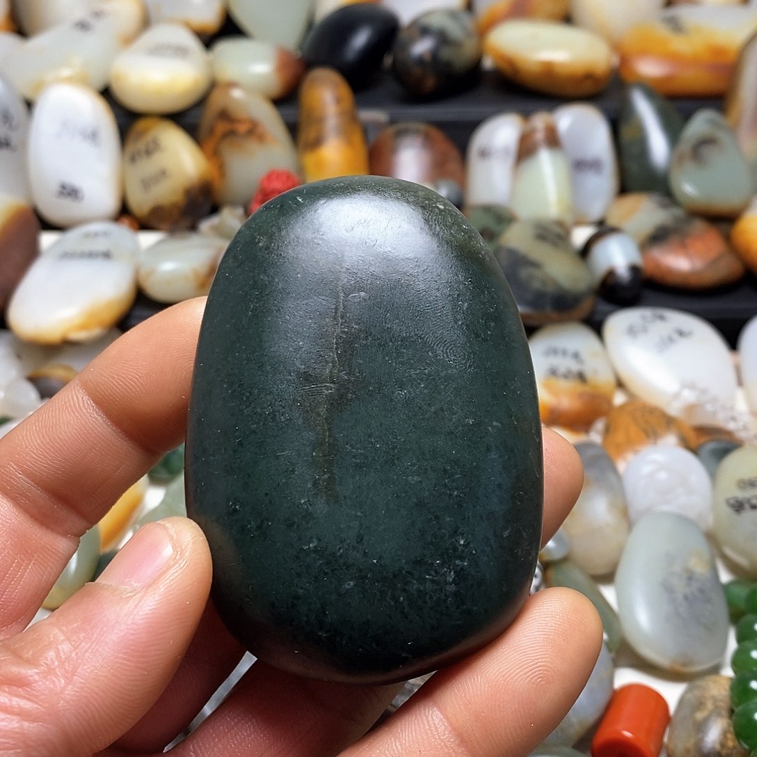 和田玉颈饰未镶嵌沙枣青原石手把件