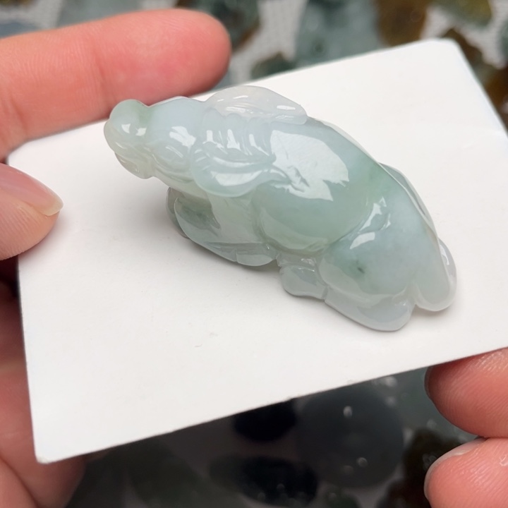 翡翠未镶嵌颈饰牛