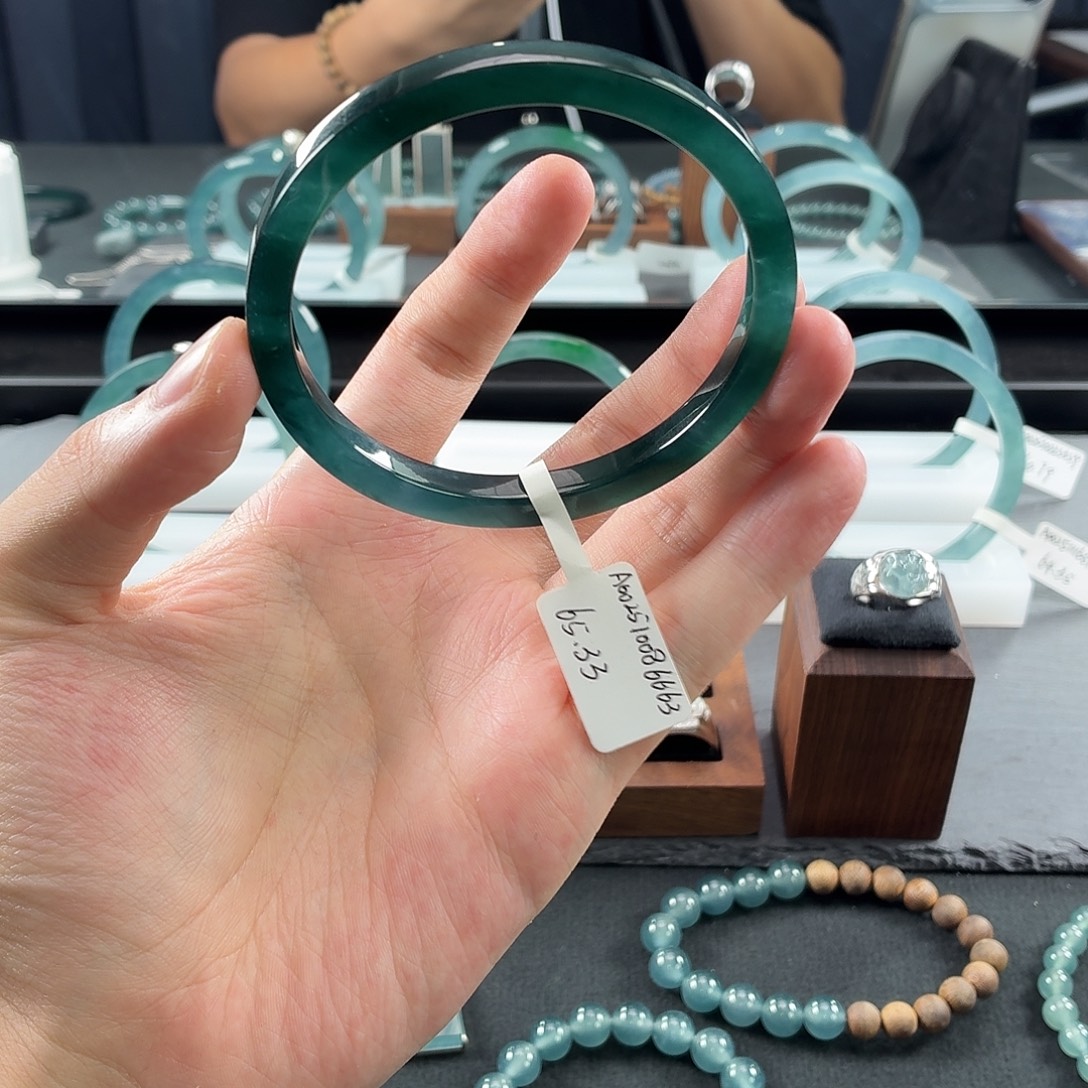 那***谁翡翠未镶嵌手镯65.33