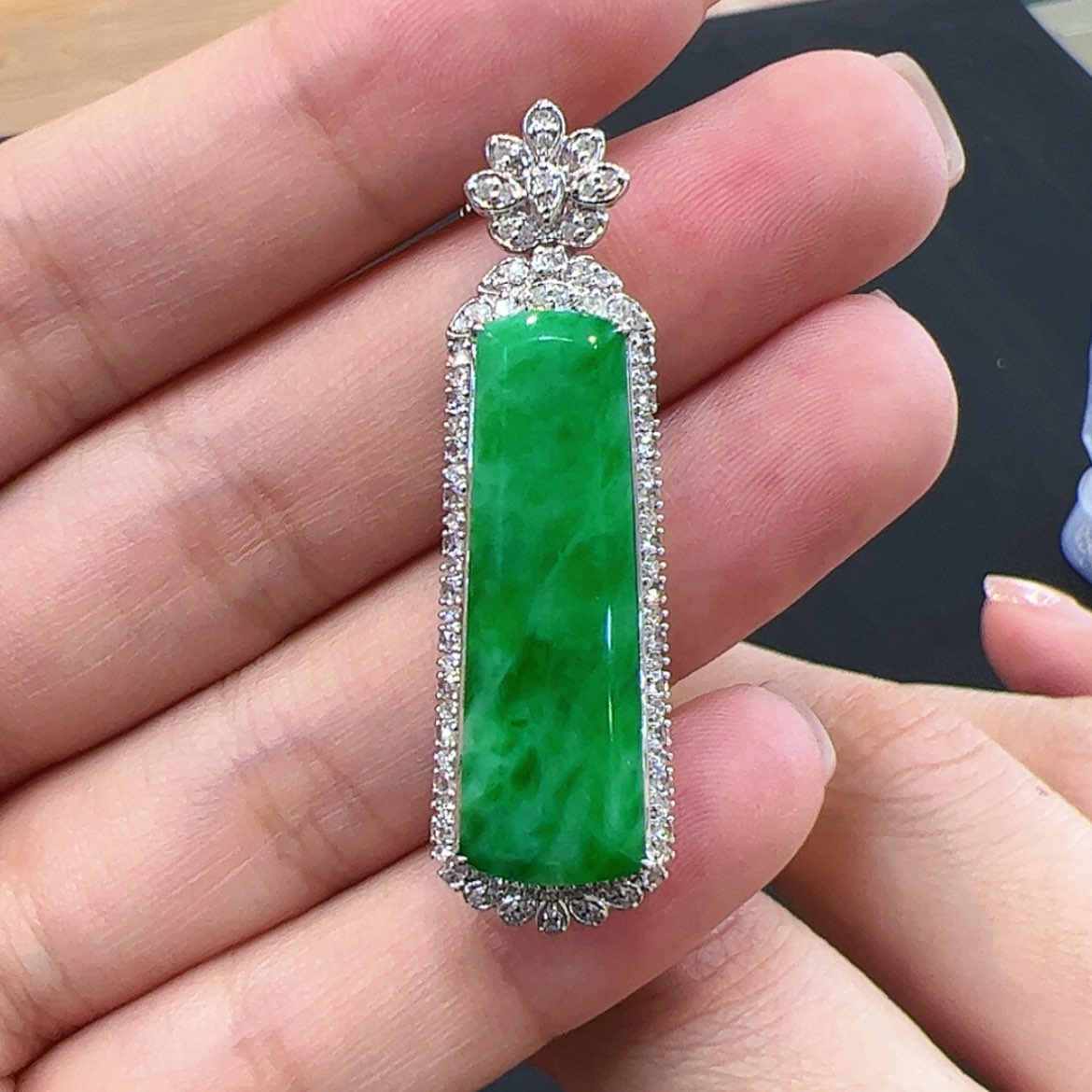 【闪购商品】翡翠18K金镶嵌颈饰无事牌