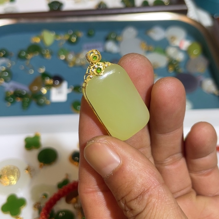 和田玉18K金镶嵌颈饰