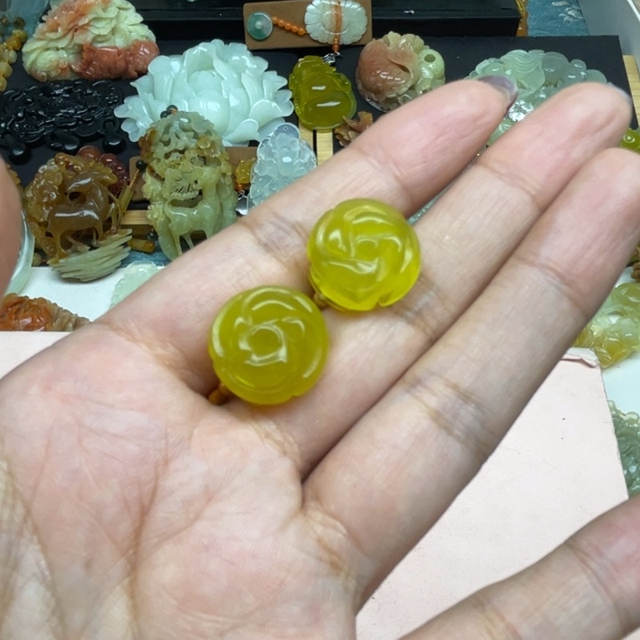 蓉***姐蛇纹石玉未镶嵌颈饰