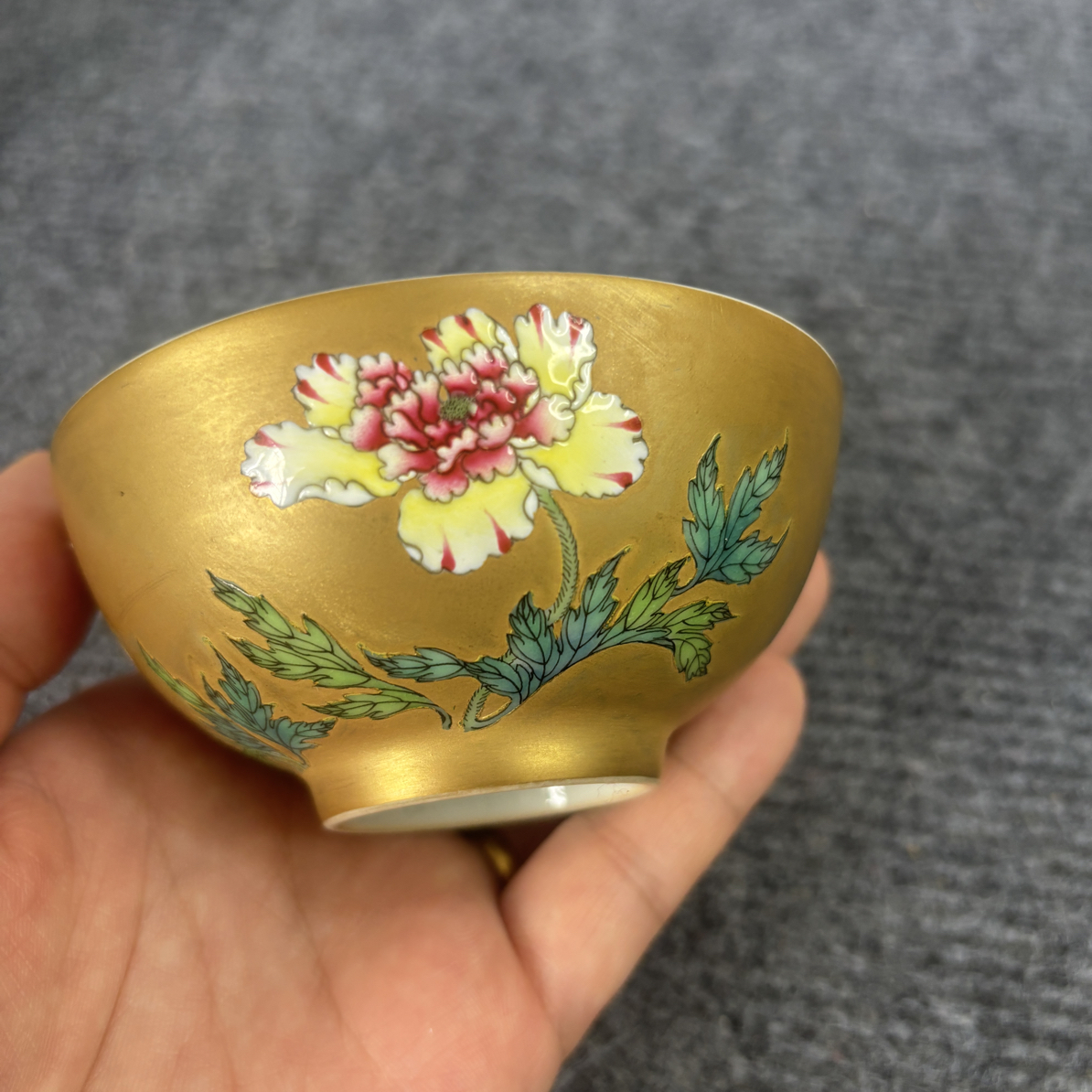 粉彩描金缠枝花卉手绘