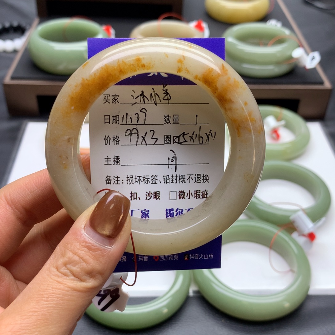 沐****石英质玉未镶嵌手镯