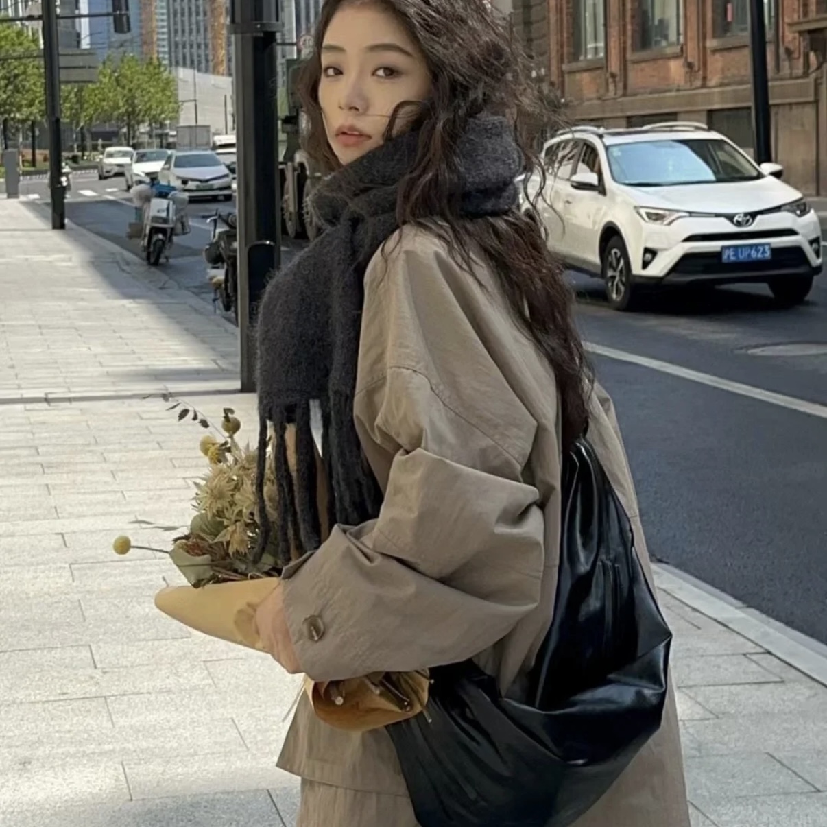 BIKKIE25秋冬复古大油蜡皮饺子包单肩包 手抓纹大容量牛角斜跨包