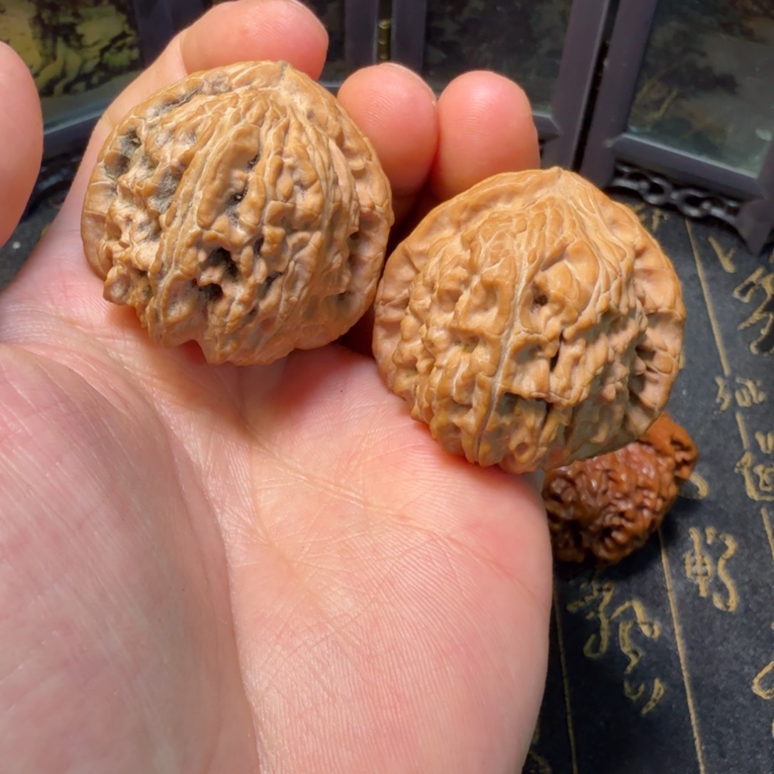 文玩核桃吊坠三角白40