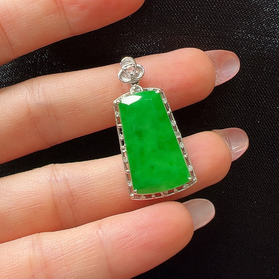 翡翠18K金镶嵌颈饰无事牌吊坠