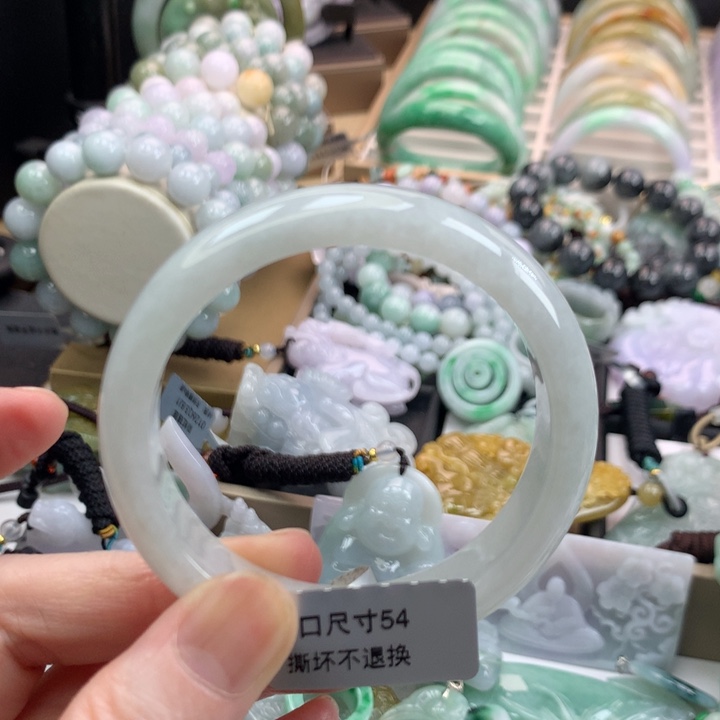 翡翠手镯未镶嵌吊坠