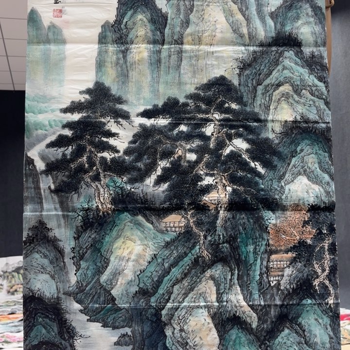 客厅里是大屏幕和投影台之间