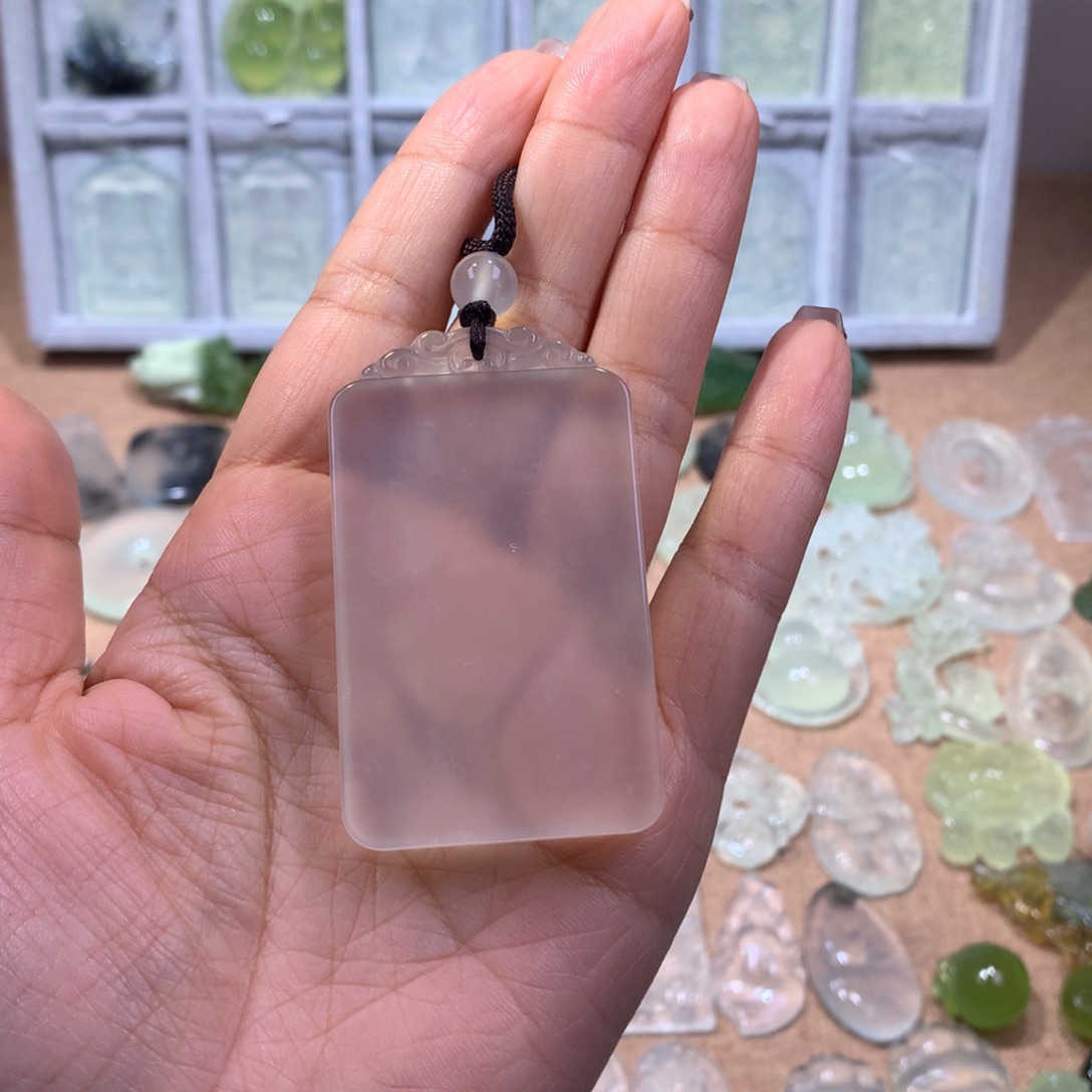 机***员蛇纹石玉未镶嵌颈饰