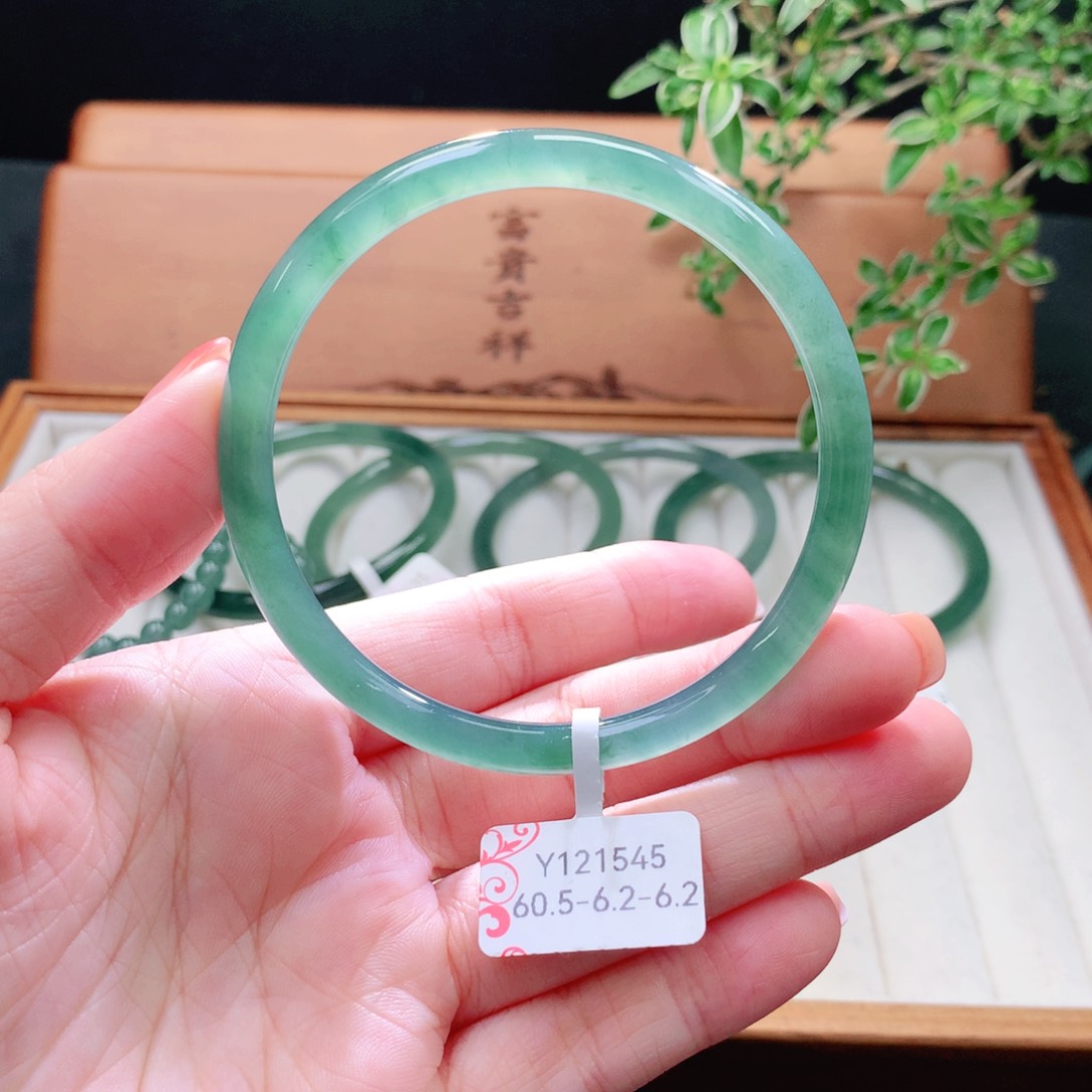 未镶嵌手镯（圆镯）翡翠