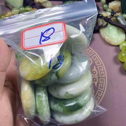 未镶嵌蛇纹石玉颈饰