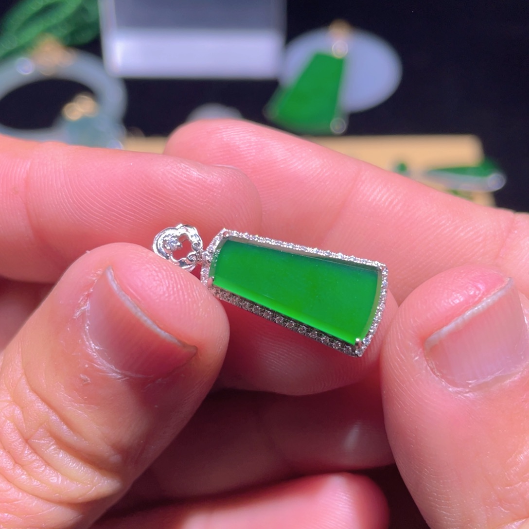 翡翠颈饰18K金镶嵌翡翠