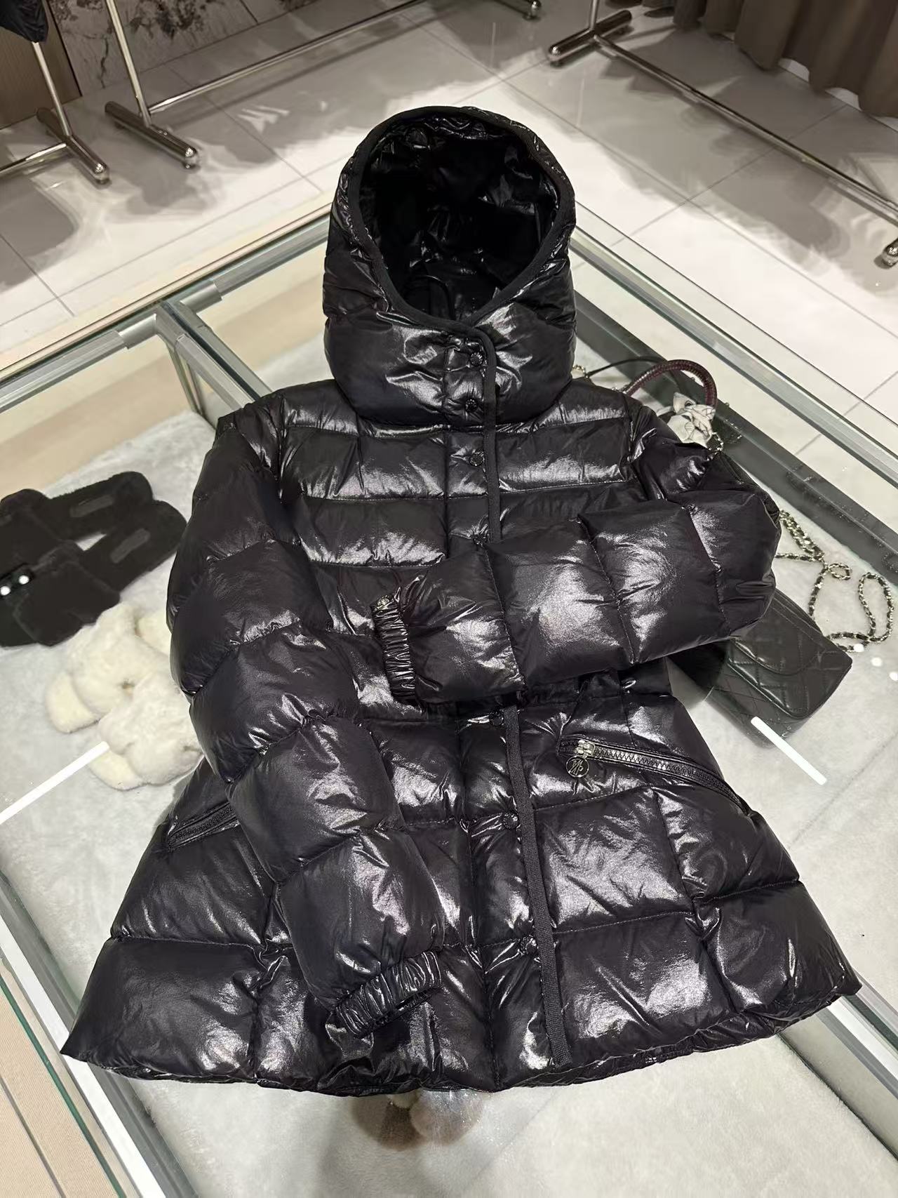 25新款 冬季百搭收腰显瘦亮面小蛮腰女士羽绒服