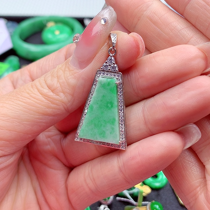 翡翠颈饰银S925镶嵌翡翠