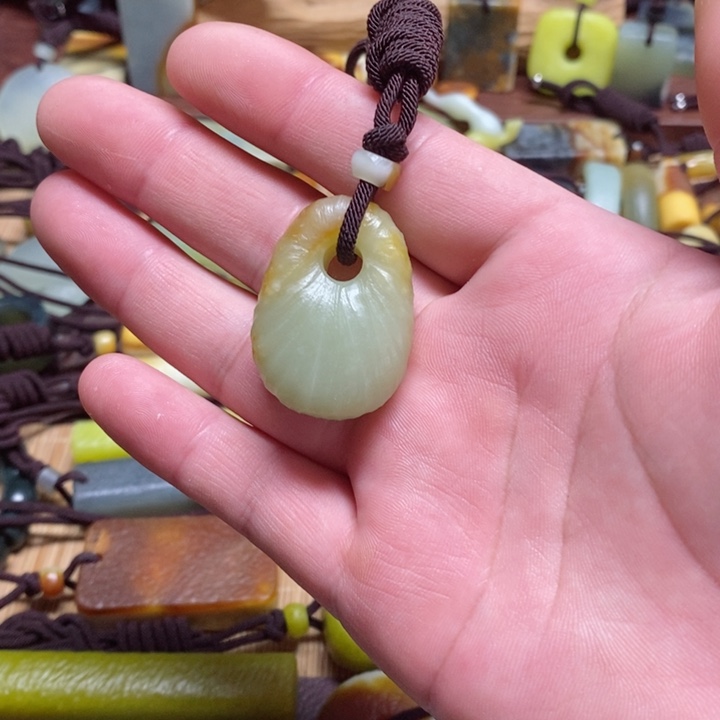 蛇纹石玉挂件未镶嵌