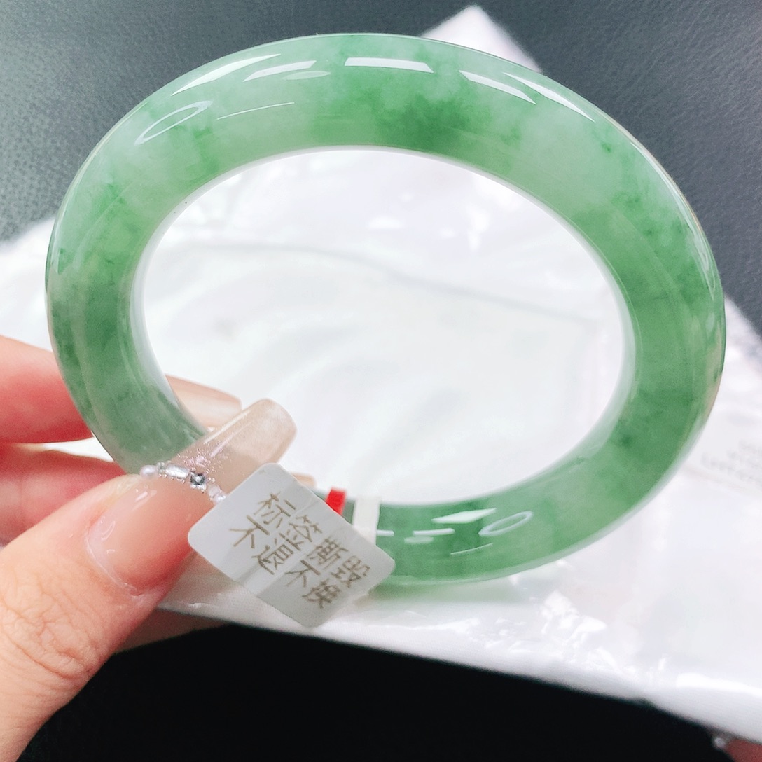 翡翠手镯未镶嵌55圈