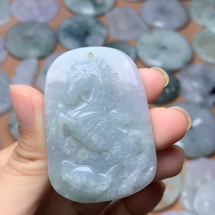 翡翠未镶嵌颈饰马牌