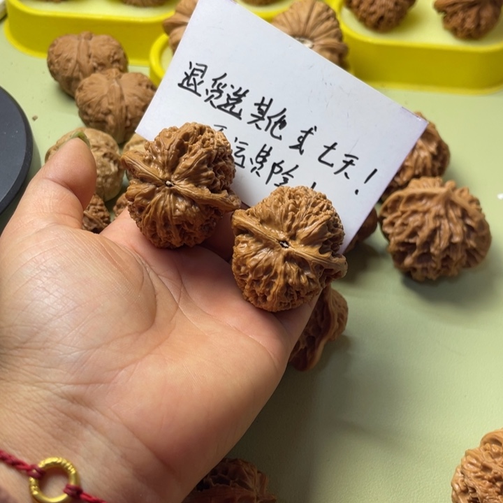 阿***年手把件雕刻核桃将军