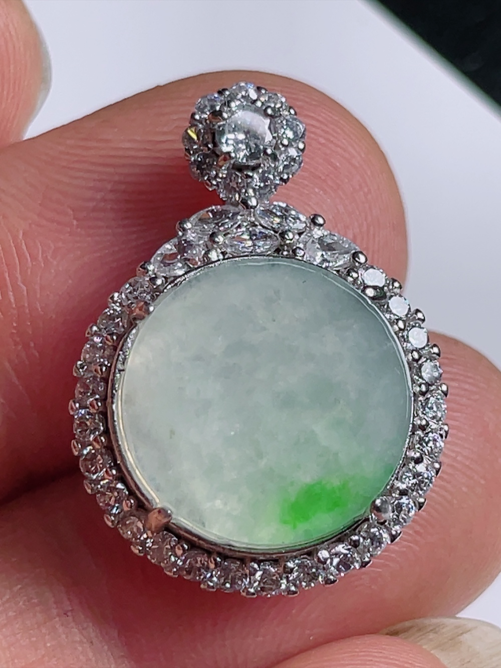 （缅料翡翠A货）925银镶嵌冰种阳绿圆牌吊坠（尺寸25.6-18.5-8.5