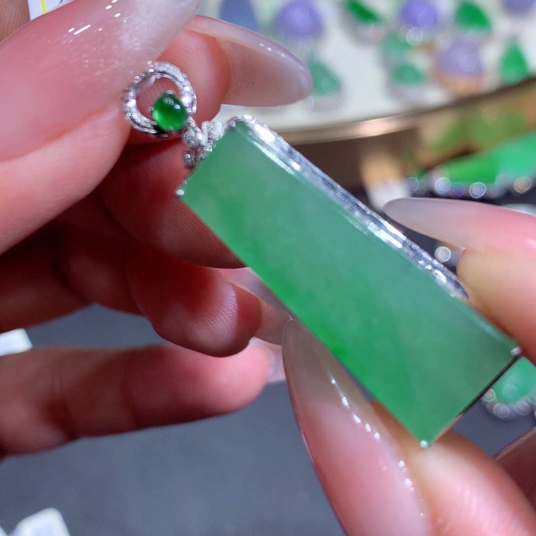 翡翠吊坠(赠链)18K金镶嵌