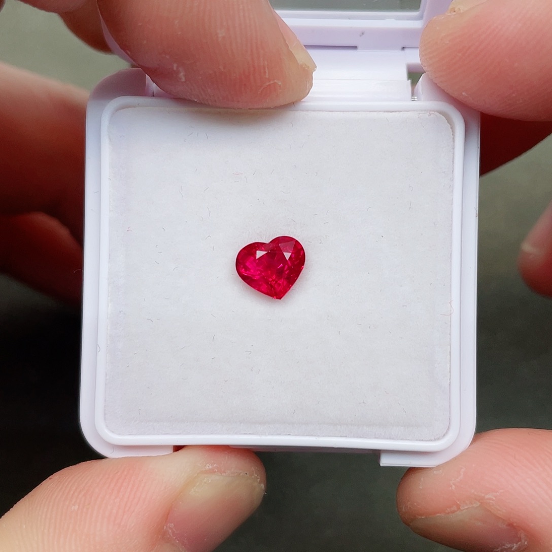 红宝石裸石未镶嵌1.52克拉缅甸鸽血红吉尔德证书